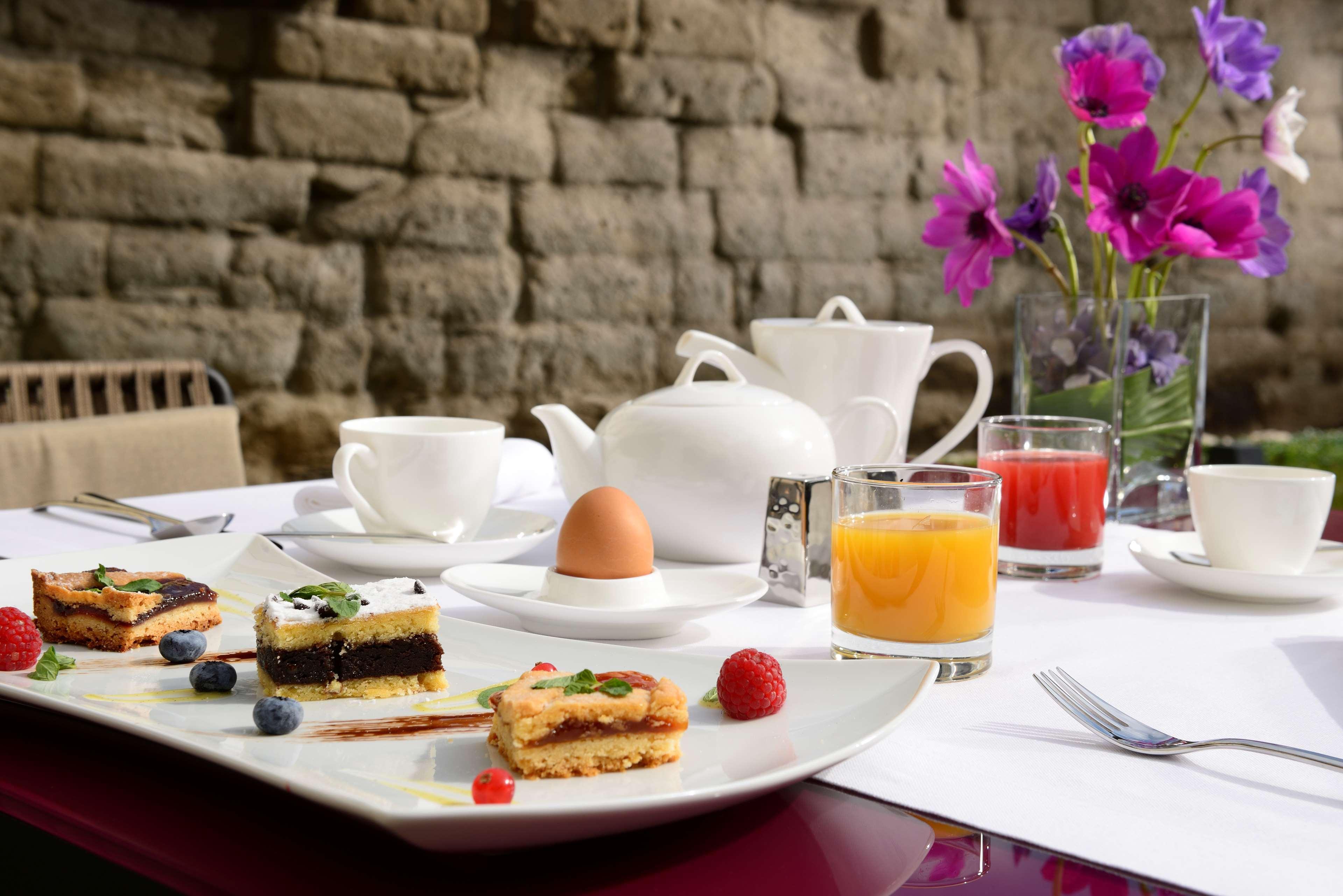 Palazzo Montemartini Rome, A Radisson Collection Hotel Exterior foto A breakfast table