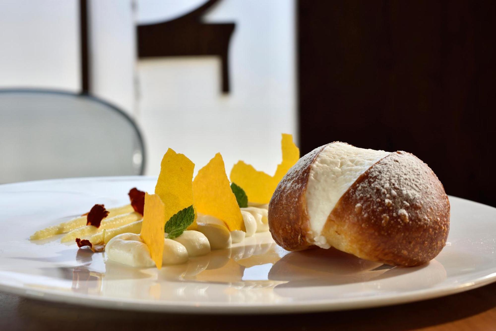Palazzo Montemartini Rome, A Radisson Collection Hotel Exterior foto A typical Easter dessert